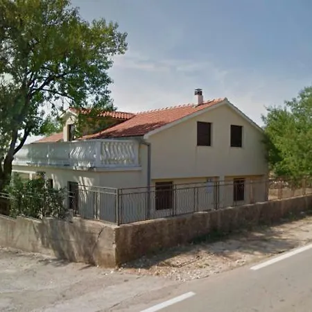 Cozy Farmhouse Budak